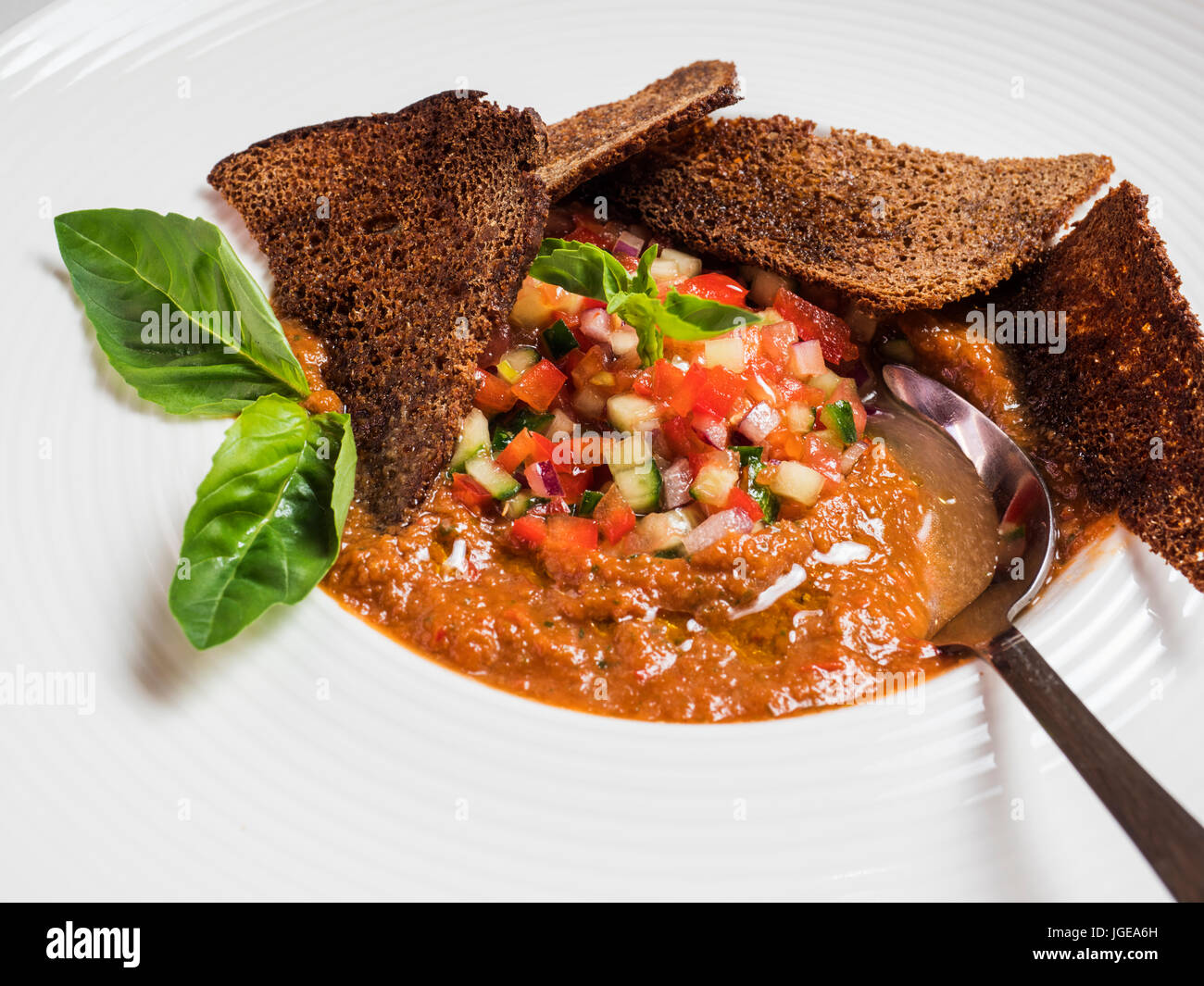 Il freddo rinfrescante Zuppa Gazpacho con basilico e cetrioli Foto Stock