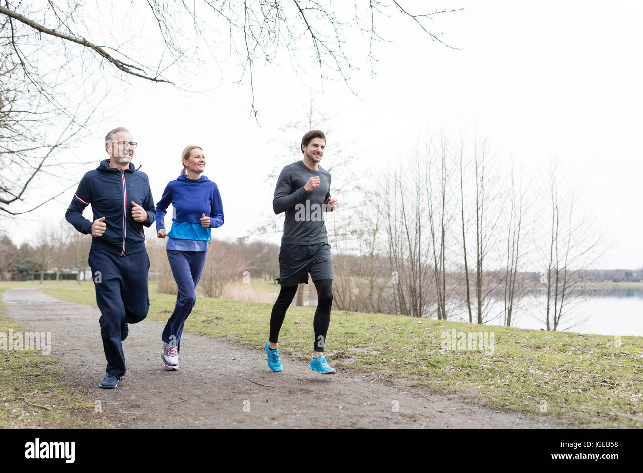 Matura nella mezza età è esercitando con personal trainer Foto Stock