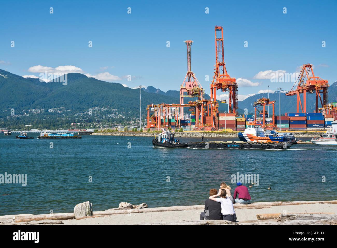Le gru di carico del porto di Vancouver, come si vede dalle sponde del parco di granchio. Burrard ingresso e North Shore Mountains. Vancouver BC Canada Foto Stock