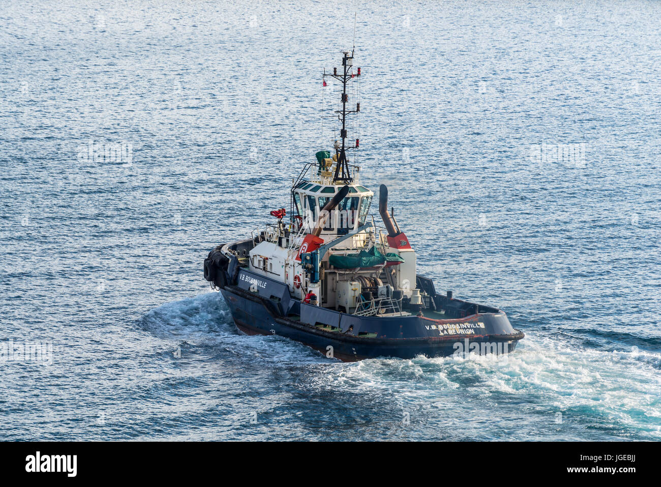 Le Port, isola di Reunion, Francia - 24 dicembre 2015: Grande rimorchiatore VB BOUGAINVILLE navigando in acque blu in Isola di Reunion Bay, Francia. Foto Stock