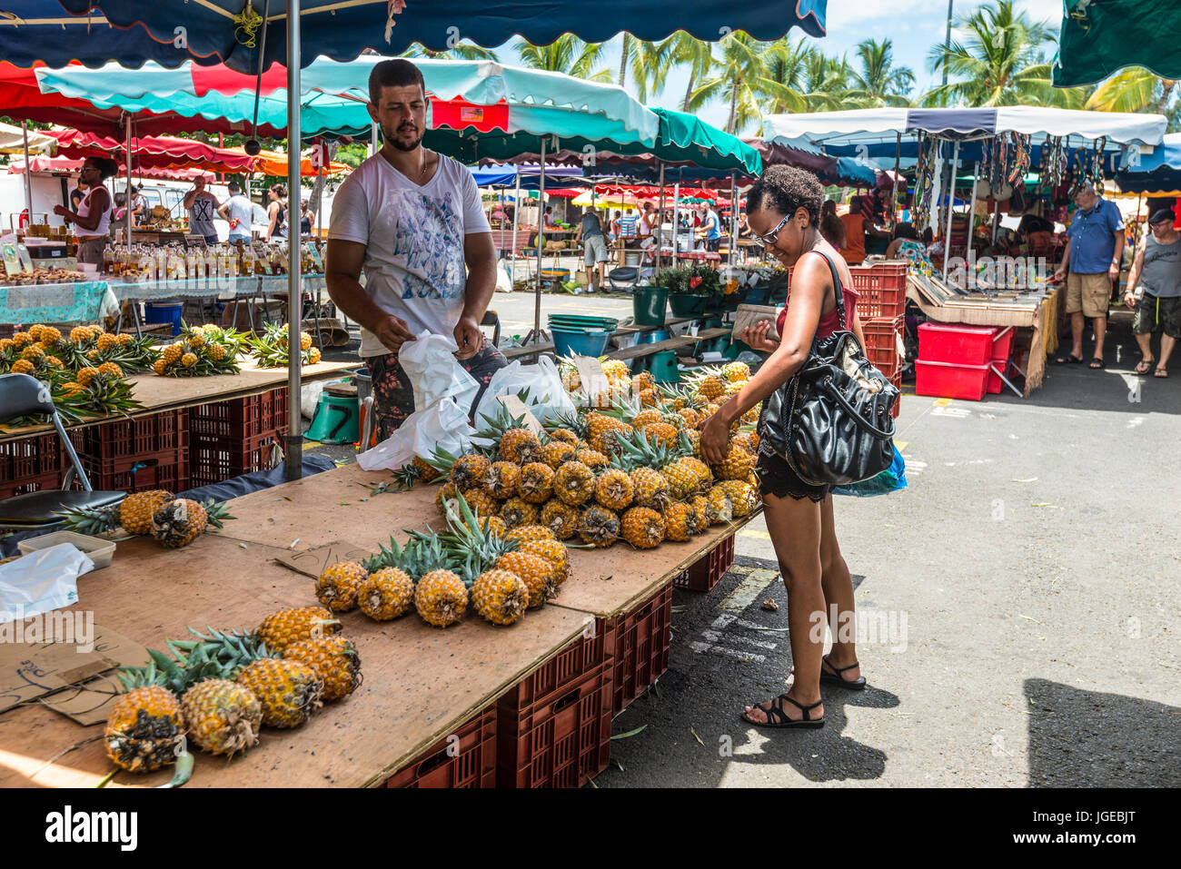 Saint-Paul, Isola di Reunion, Francia - 24 dicembre 2015: il fornitore di frutta fresca ananas su un mercato locale a San Paolo nell isola di La Reunion (Fran Foto Stock