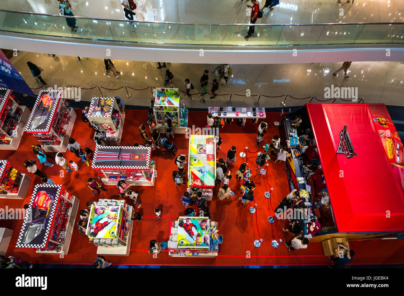 Disney Pixar (Auto 3) pop up store in un centro commerciale di Hong Kong, Cina, vista di clienti da sopra Foto Stock