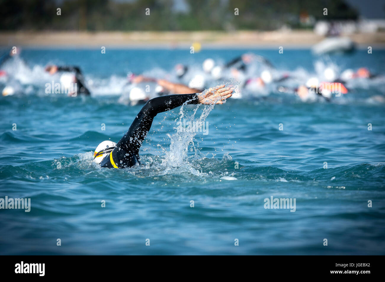 Piscina freestyle nella gara di triathlon Foto Stock