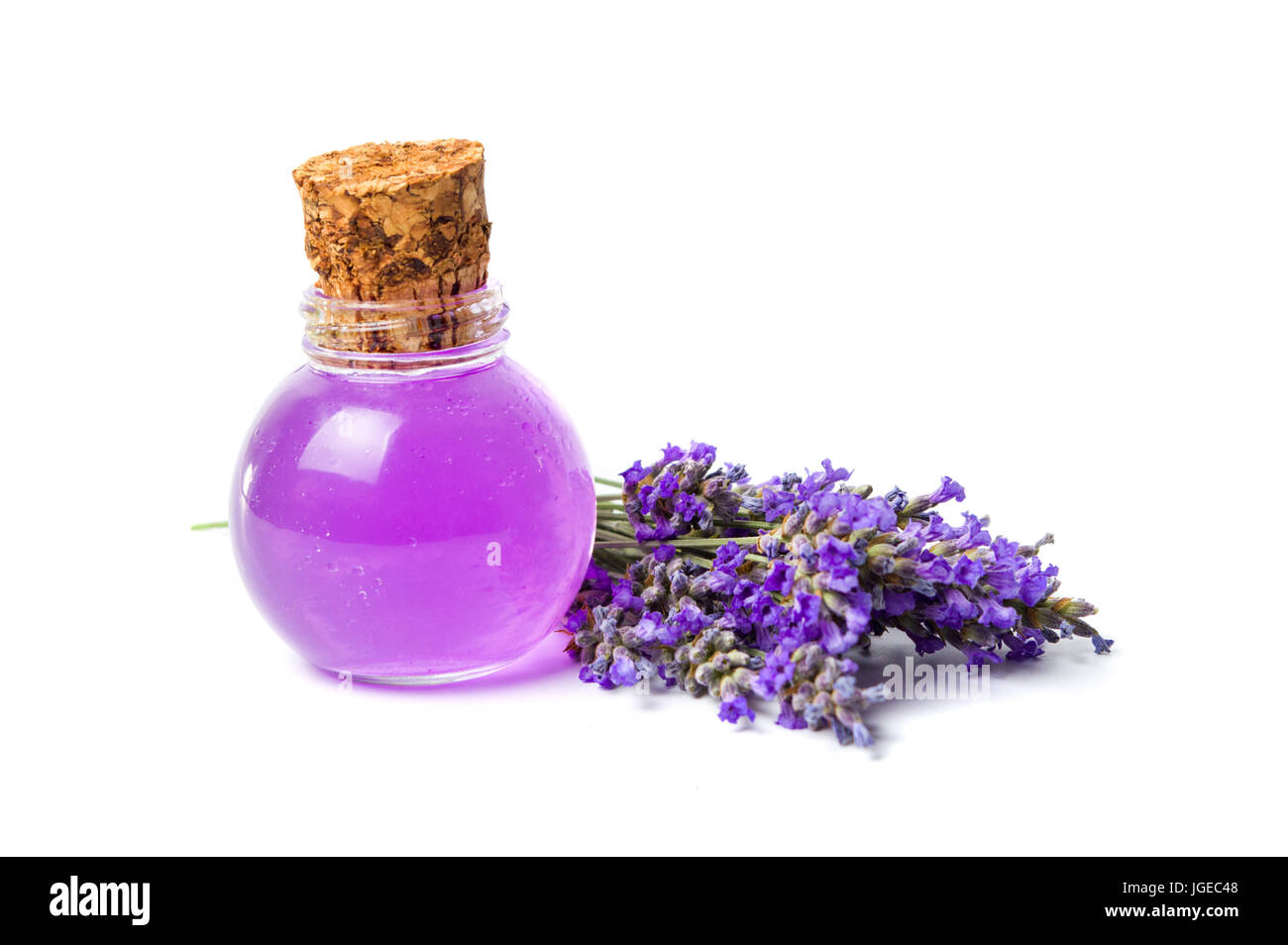 Olio di lavanda e bouquet di fiori isolati su bianco Foto Stock