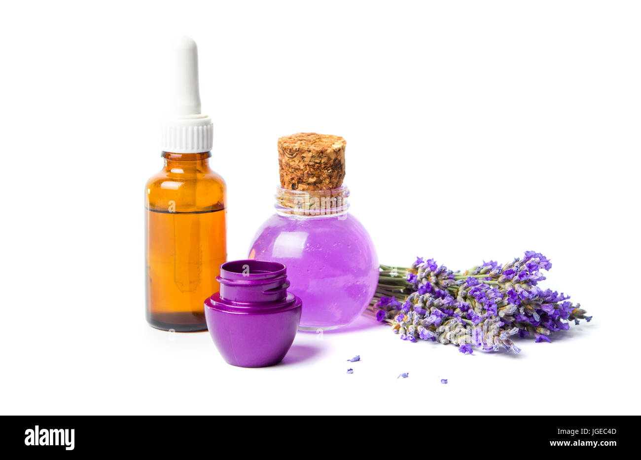 Oli di lavanda e bouquet di fiori isolati su bianco Foto Stock