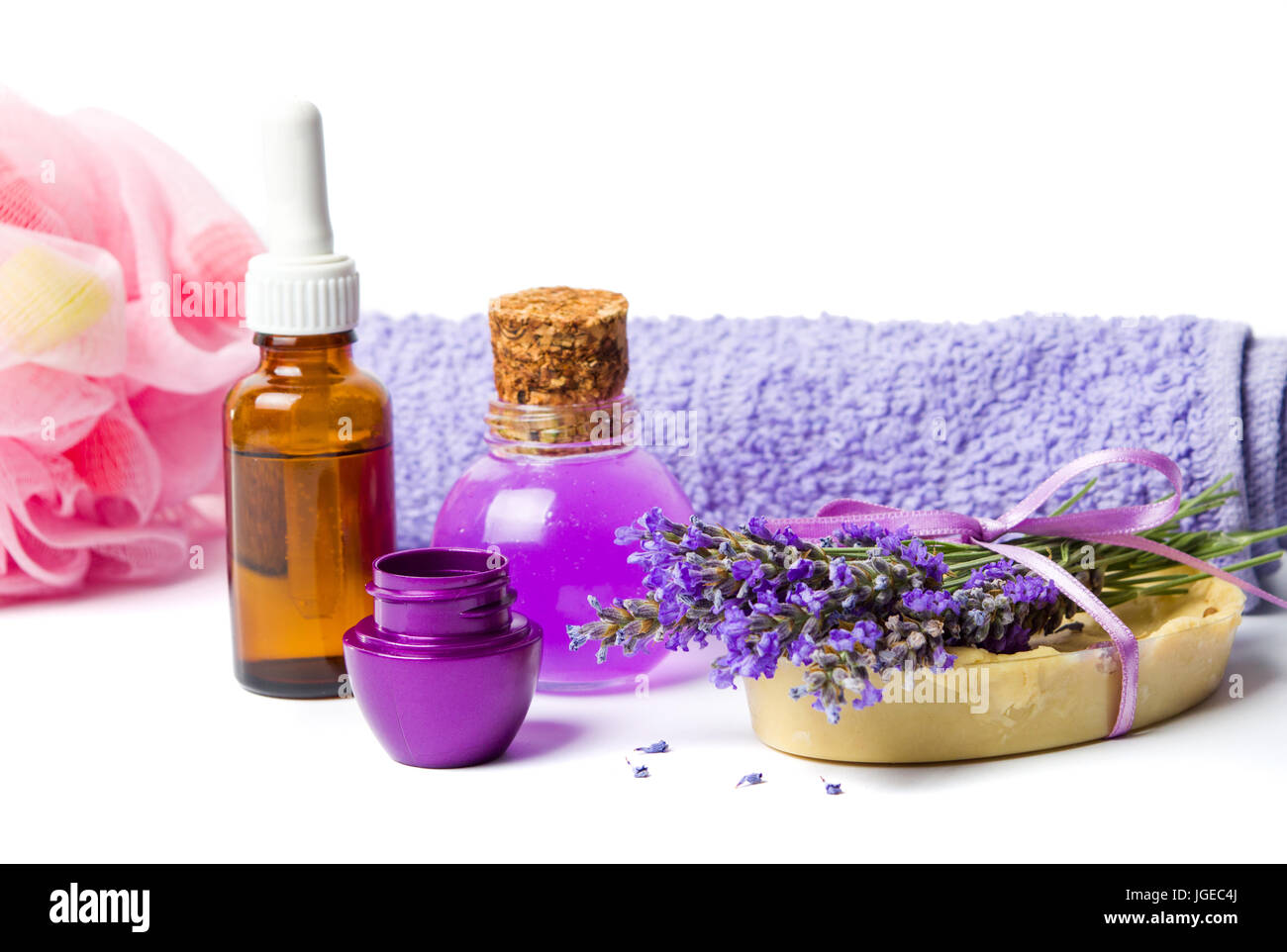 Olio di lavanda e porpora set benessere con fiori isolati Foto Stock