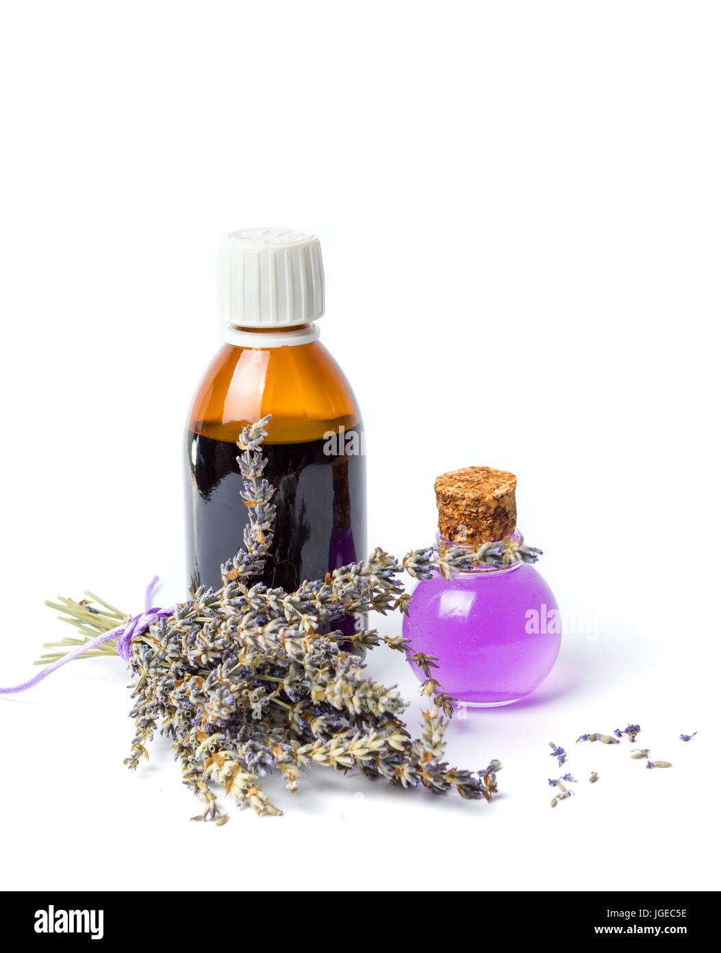Oli di lavanda e fiori isolati su bianco Foto Stock
