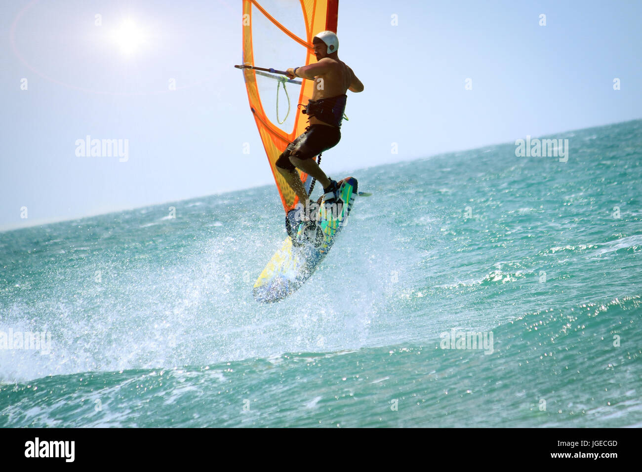 Uno sportman windsurf Foto Stock