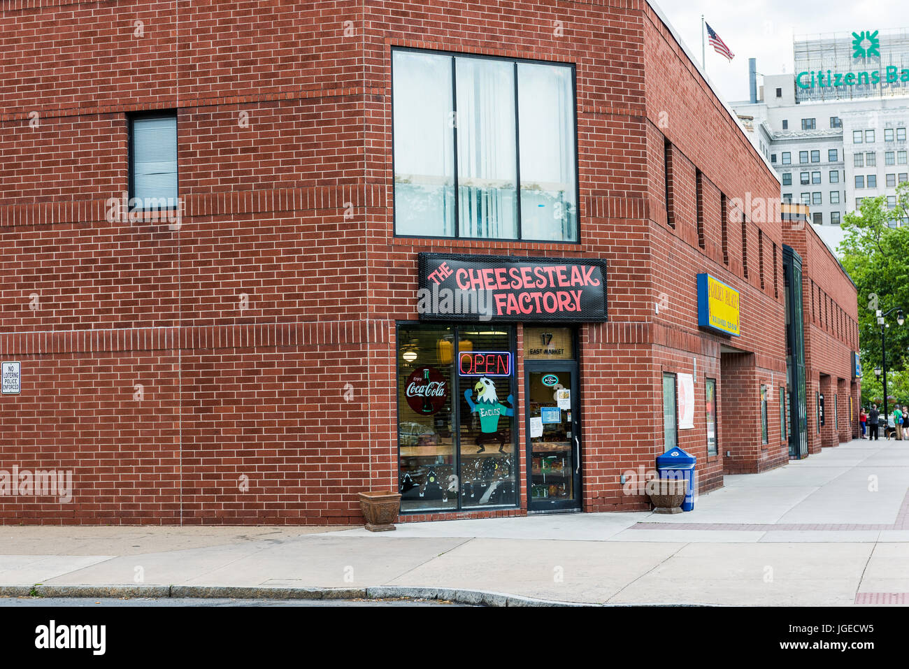 Wilkes-Barre, Stati Uniti d'America - 24 Maggio 2017: Cheesesteak factory restaurant sign e ingresso dell'edificio esterno in Pennsylvania Foto Stock