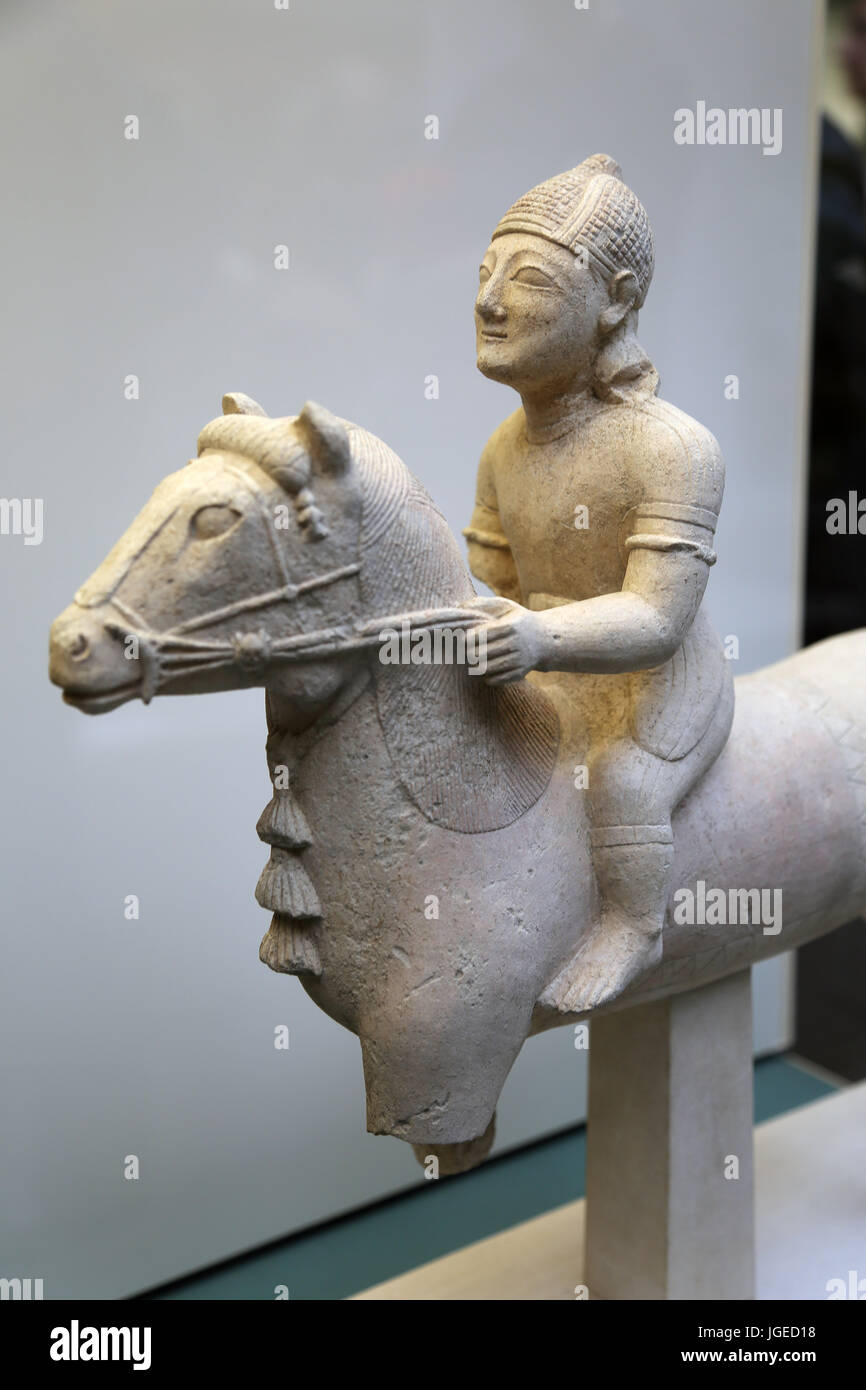 Statuetta di calcare di un cavaliere con un segno Cypro-Syllabic incese. Cultura Cypro-Archaic II. 590-540 A.C. British Museum. Londra. Regno Unito. Foto Stock