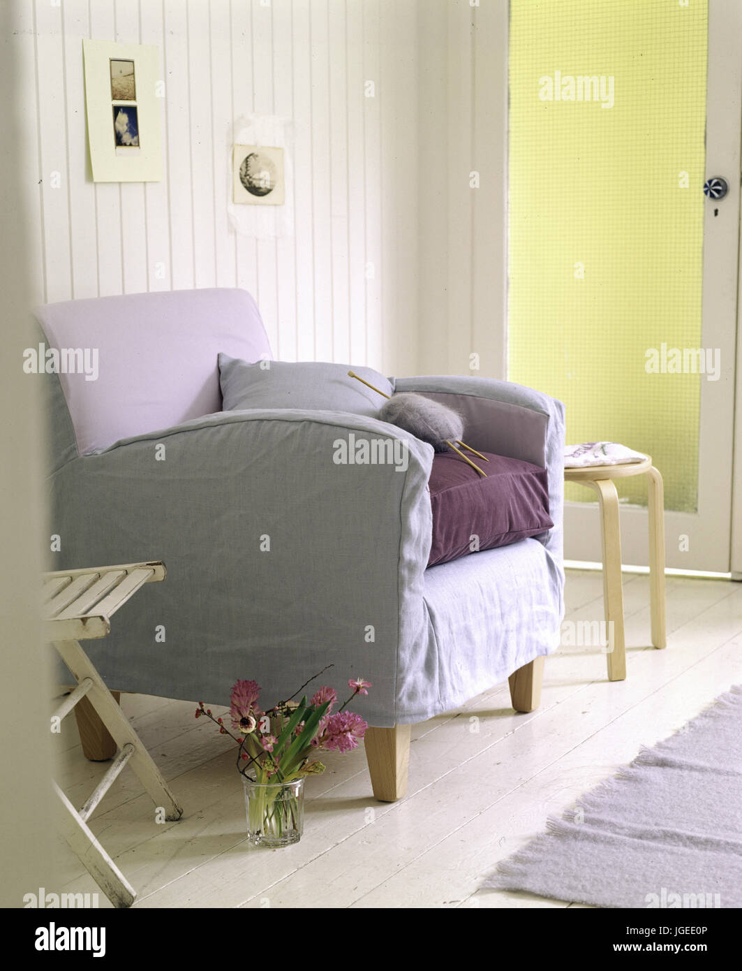 Viola pallido coperchio allentato sulla poltrona nella moderna sala soggiorno Foto Stock
