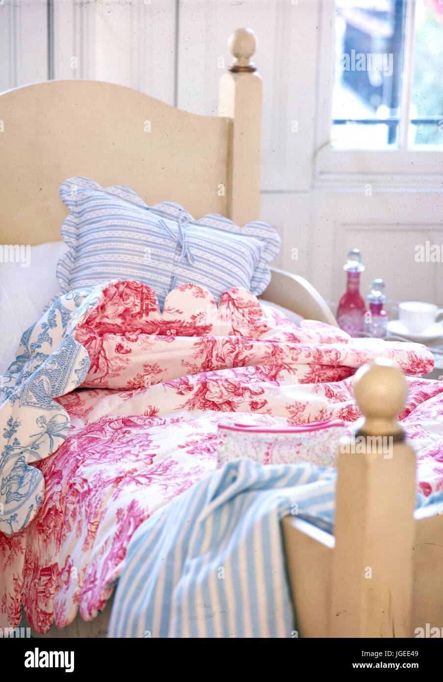 Rosa Toile de Jouy quilt sul letto con strisce blu cuscini e lenzuola Foto  stock - Alamy