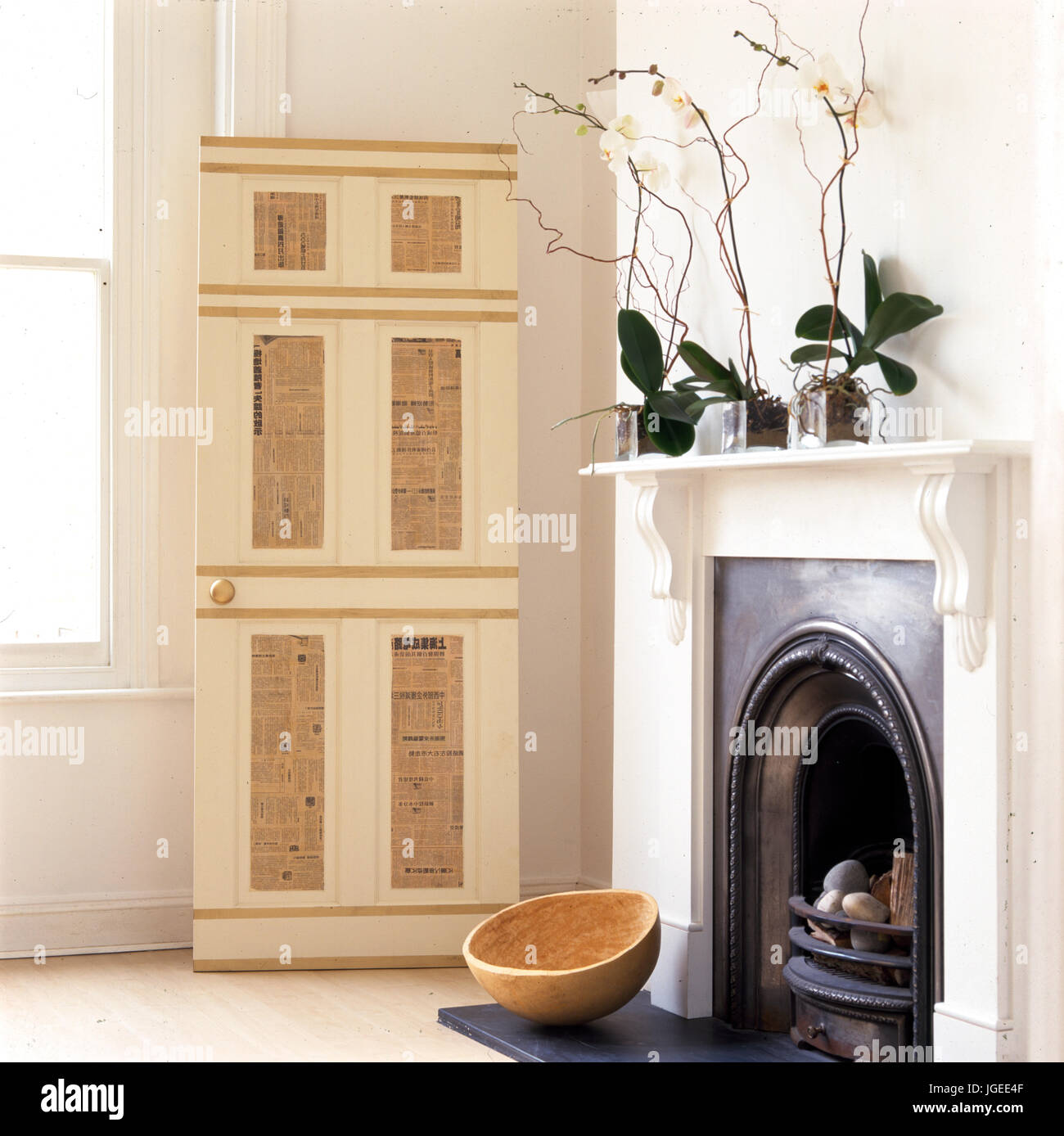 Credenza con inserti di giornale in un angolo del salotto Foto Stock