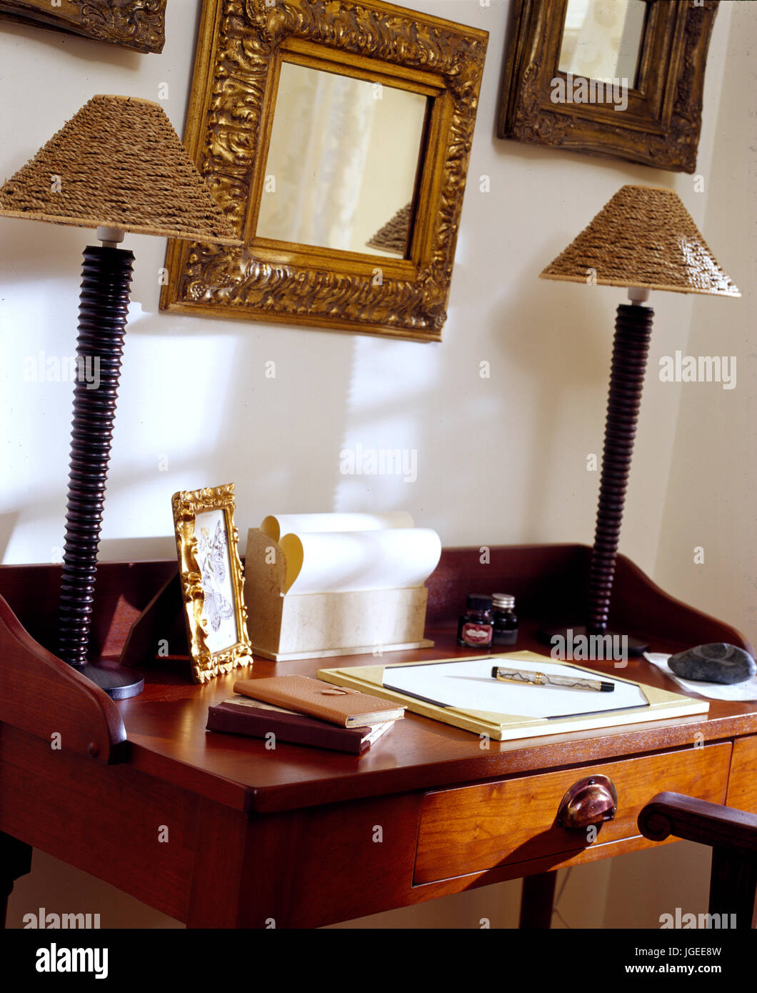 Mogano scrivania con lampade e articoli di cartoleria Foto Stock