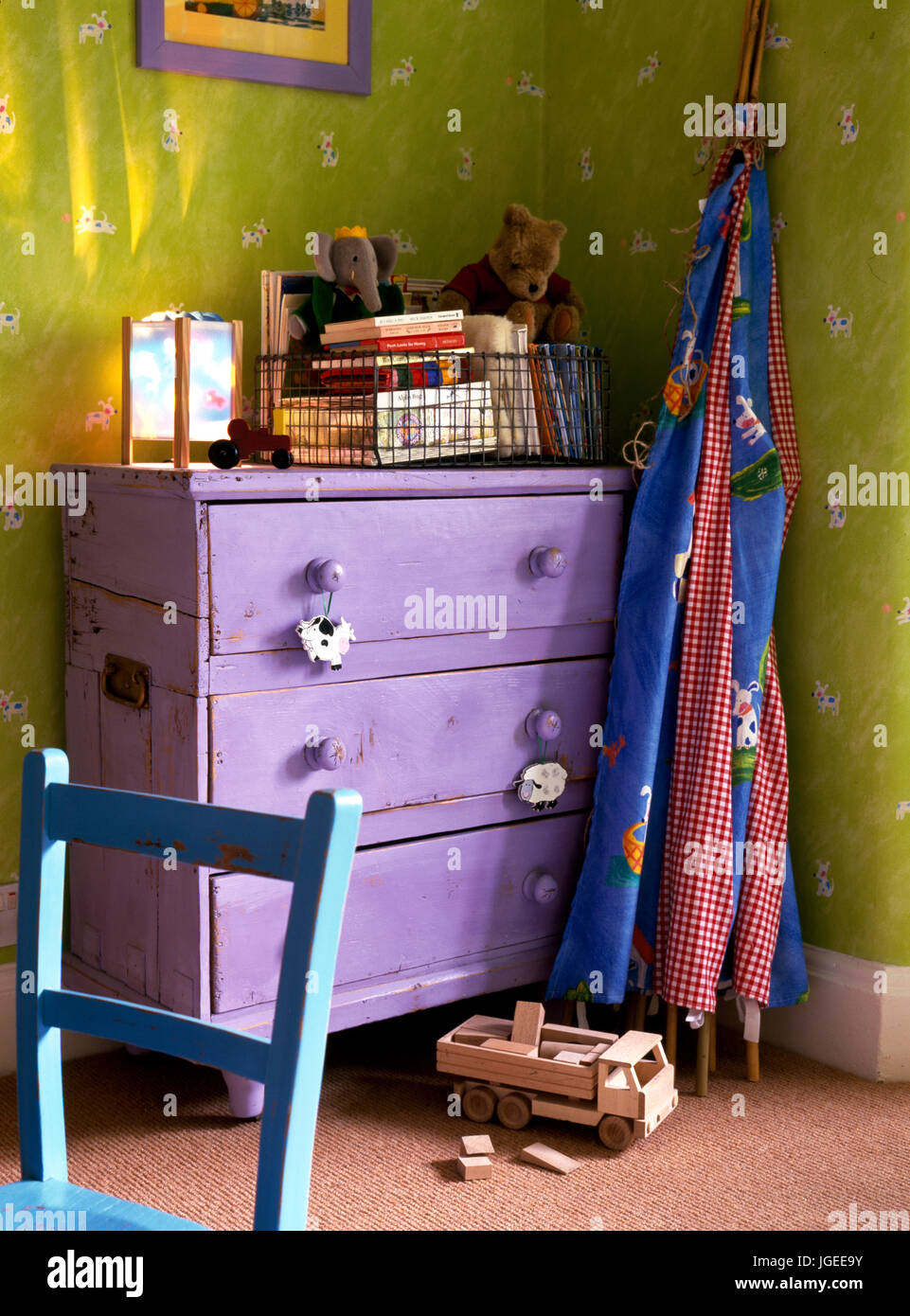 Toy wigwam e viola dipinte di petto in un angolo della camera per bambini Foto Stock