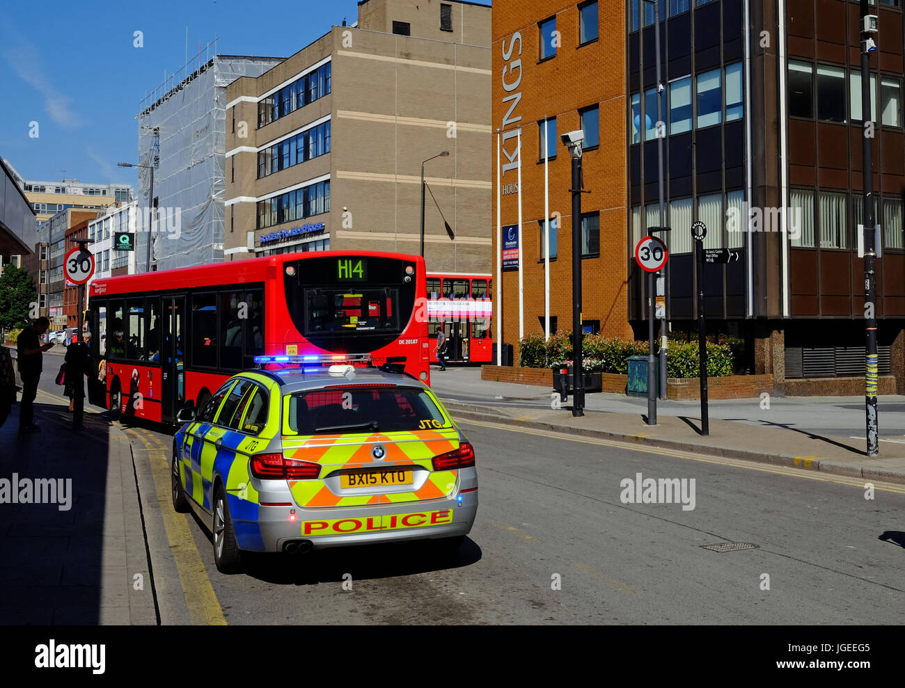 La Metropolitan Police di rispondere ad un vero e proprio delitto incidente ad Harrow Stazione degli Autobus Foto Stock
