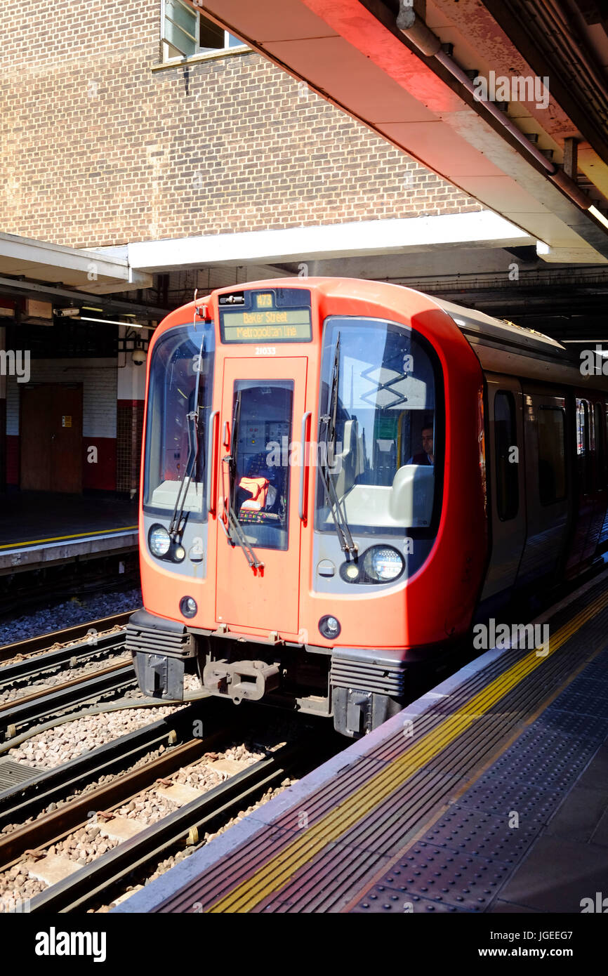 La linea metropolitana treno arrivando a Harrow sulla Hill tube station Foto Stock