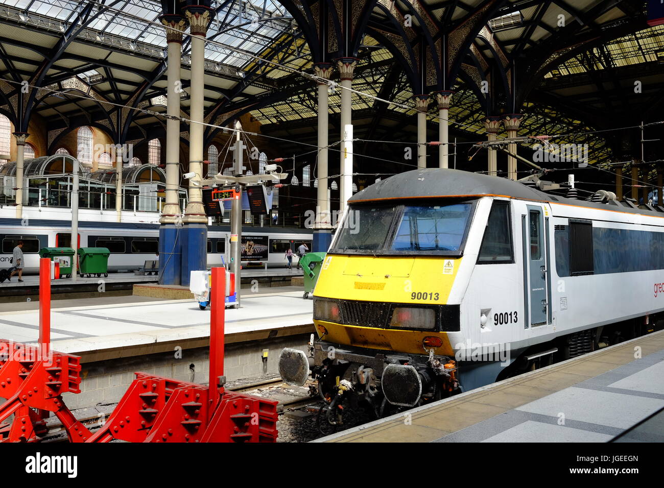 Una piattaforma e treni a Liverpool Street Station di Londra Foto Stock