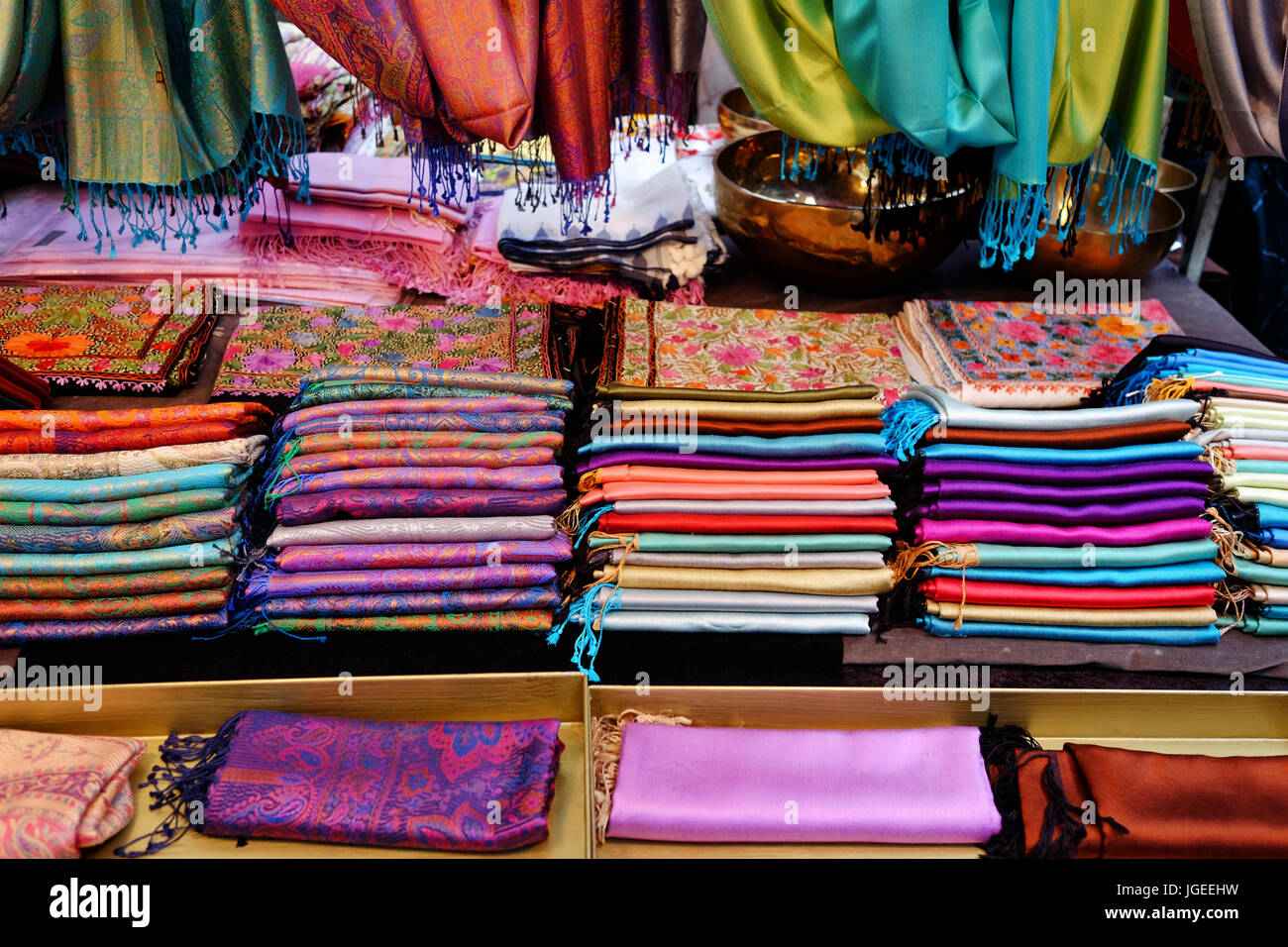 Pressione di stallo di mercato la vendita di oggetti in seta in Spitalfields Market nell'East End di Londra Foto Stock