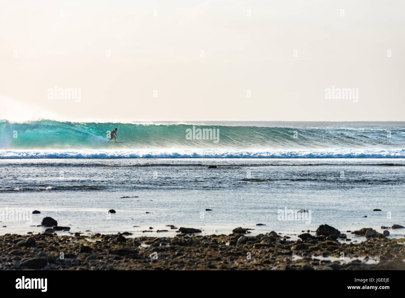 7 giugno 2017; punto nel deserto, lombok, Indonesia.; i surfisti di tutto il mondo godetevi il rigonfiamento estreme del tubo onde in questa remota world class surf s Foto Stock