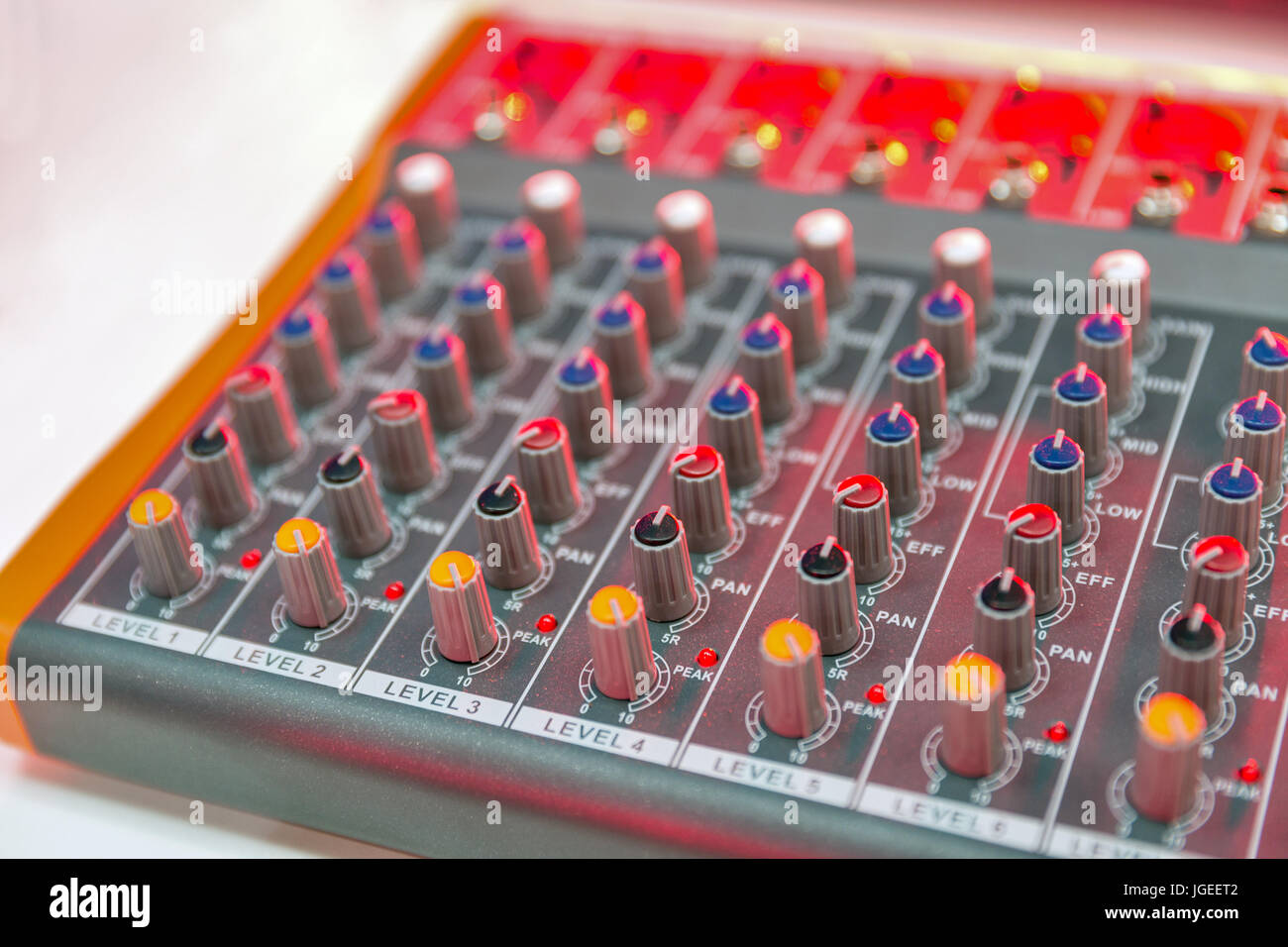 Audio colorati console di mixaggio closeup Foto Stock