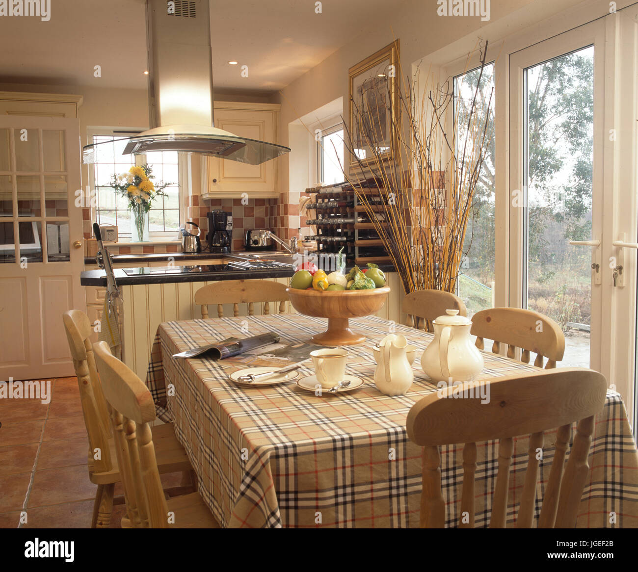 Plaid tessuto sul tavolo in cucina moderna sala da pranzo Foto Stock