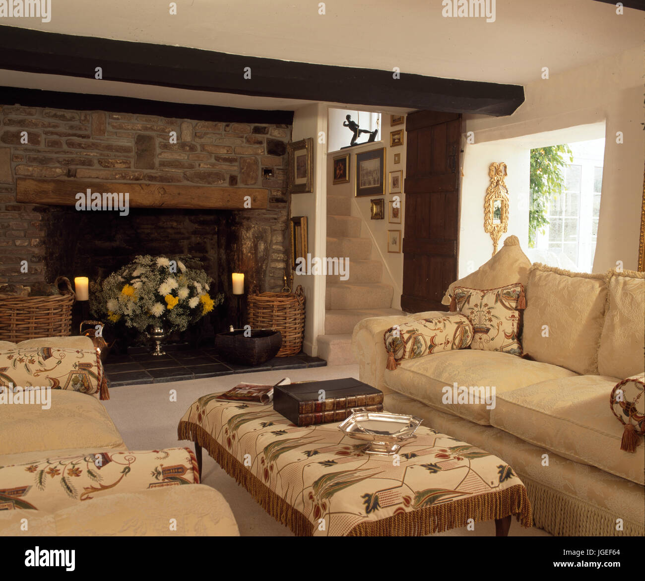 Cottage soggiorno con travi di nero e crema arredamento Foto Stock