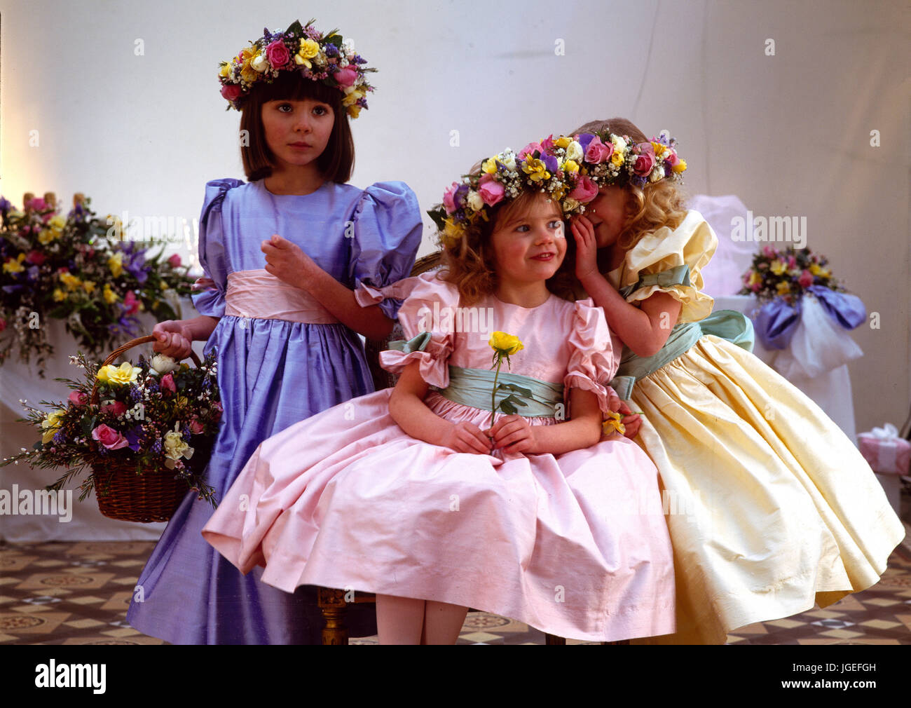 Bridesmaids a un matrimonio in estate Foto Stock