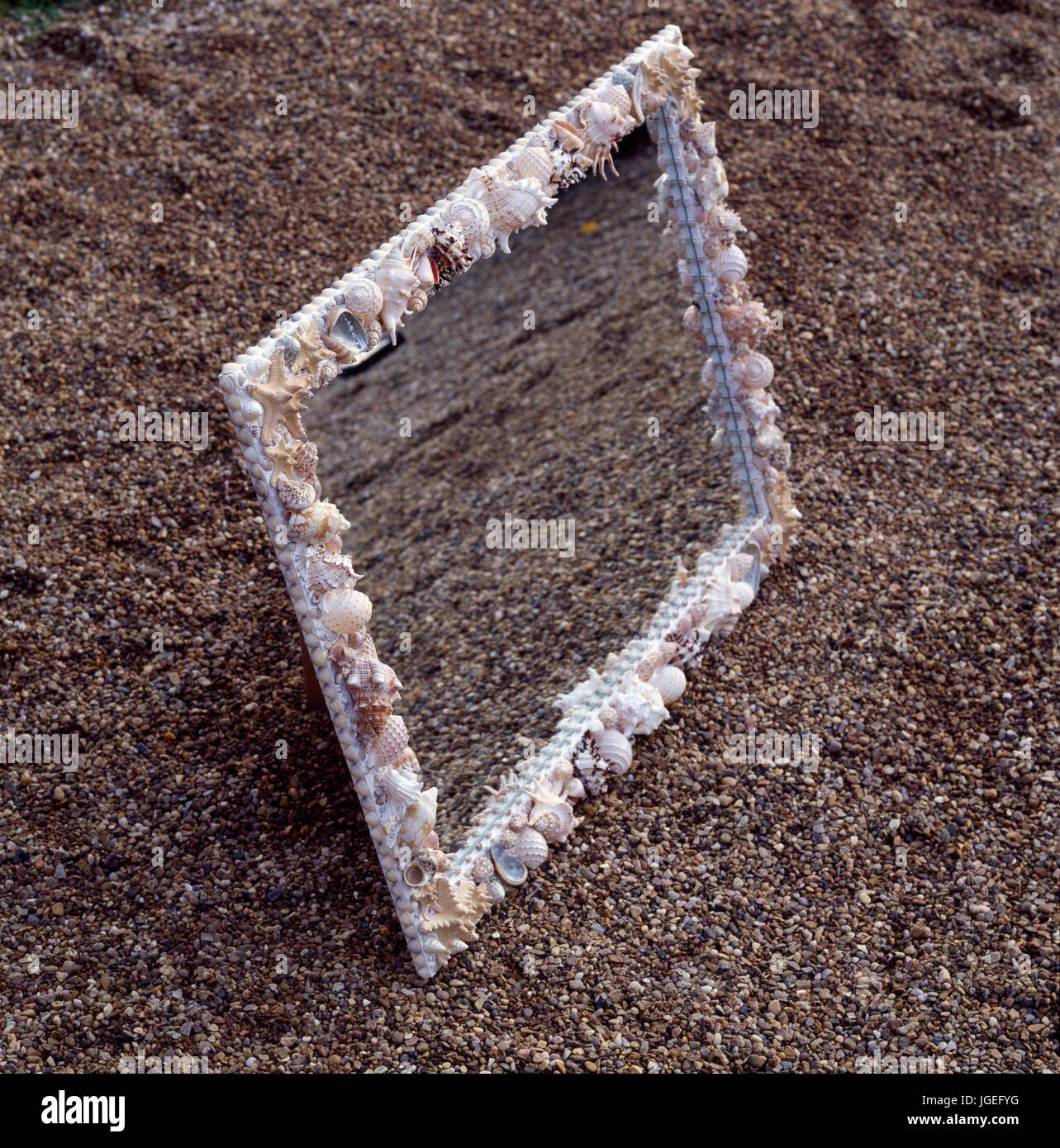 Il telaio dello specchietto decorati con conchiglie Foto Stock