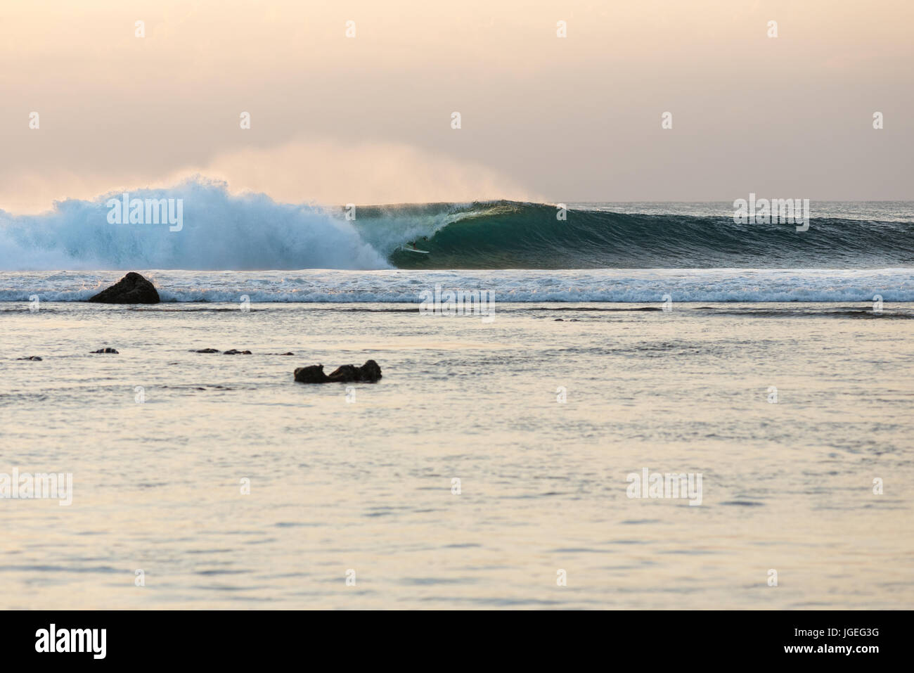 7 giugno 2017; punto nel deserto, lombok, Indonesia.; i surfisti di tutto il mondo godetevi il rigonfiamento estreme del tubo onde in questa remota world class surf s Foto Stock
