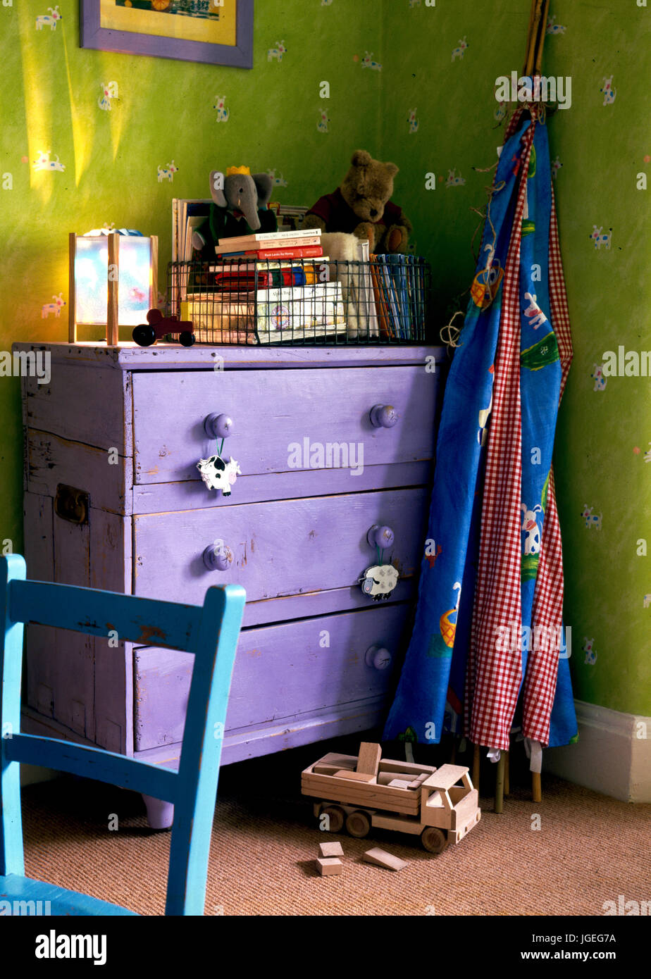 Angolo della camera per bambini con viola dipinte cassettiera e ripiegato wigwam Foto Stock