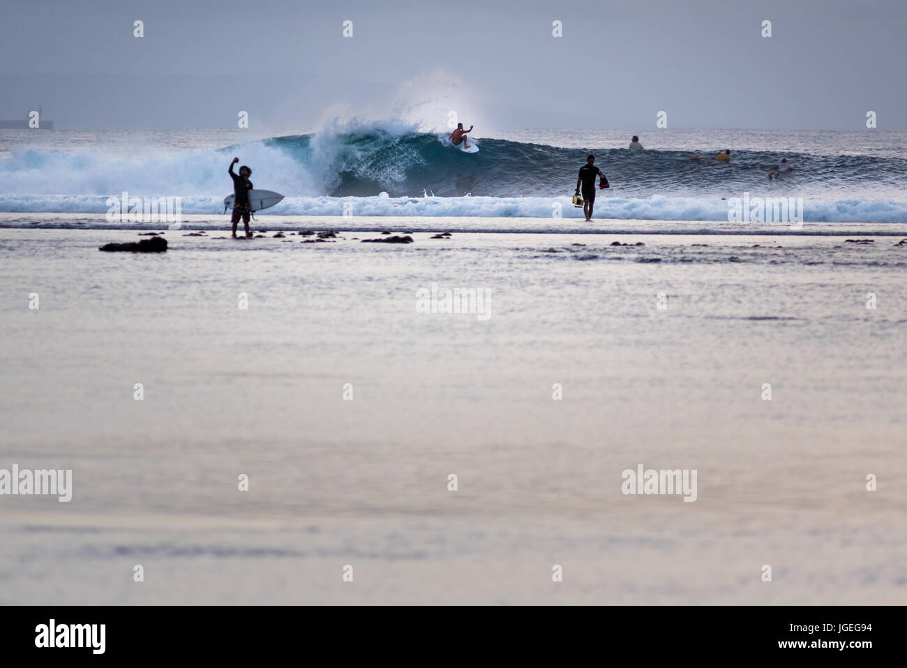 7 giugno 2017; punto nel deserto, lombok, Indonesia.; i surfisti di tutto il mondo godetevi il rigonfiamento estreme del tubo onde in questa remota world class surf s Foto Stock