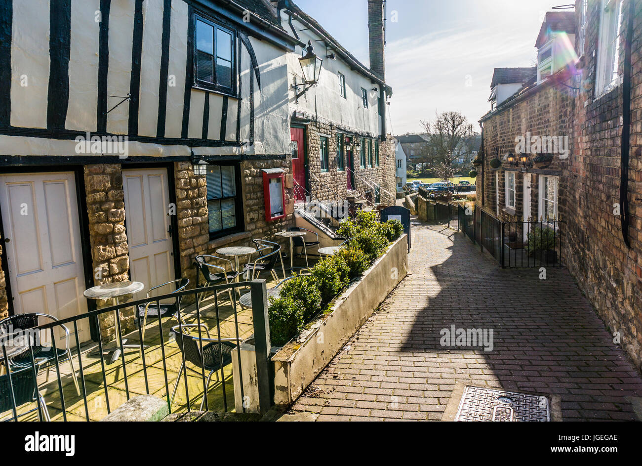 Un caffè in un vecchio edificio con travi di legno su un pendio, nel centro di Stamford, Lincolnshire, Inghilterra, Regno Unito. Foto Stock