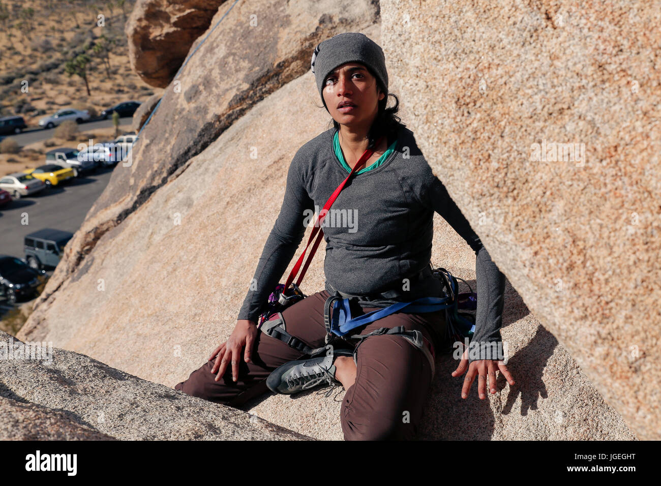 Sud donna asiatica arrampicata su roccia nel deserto Foto Stock