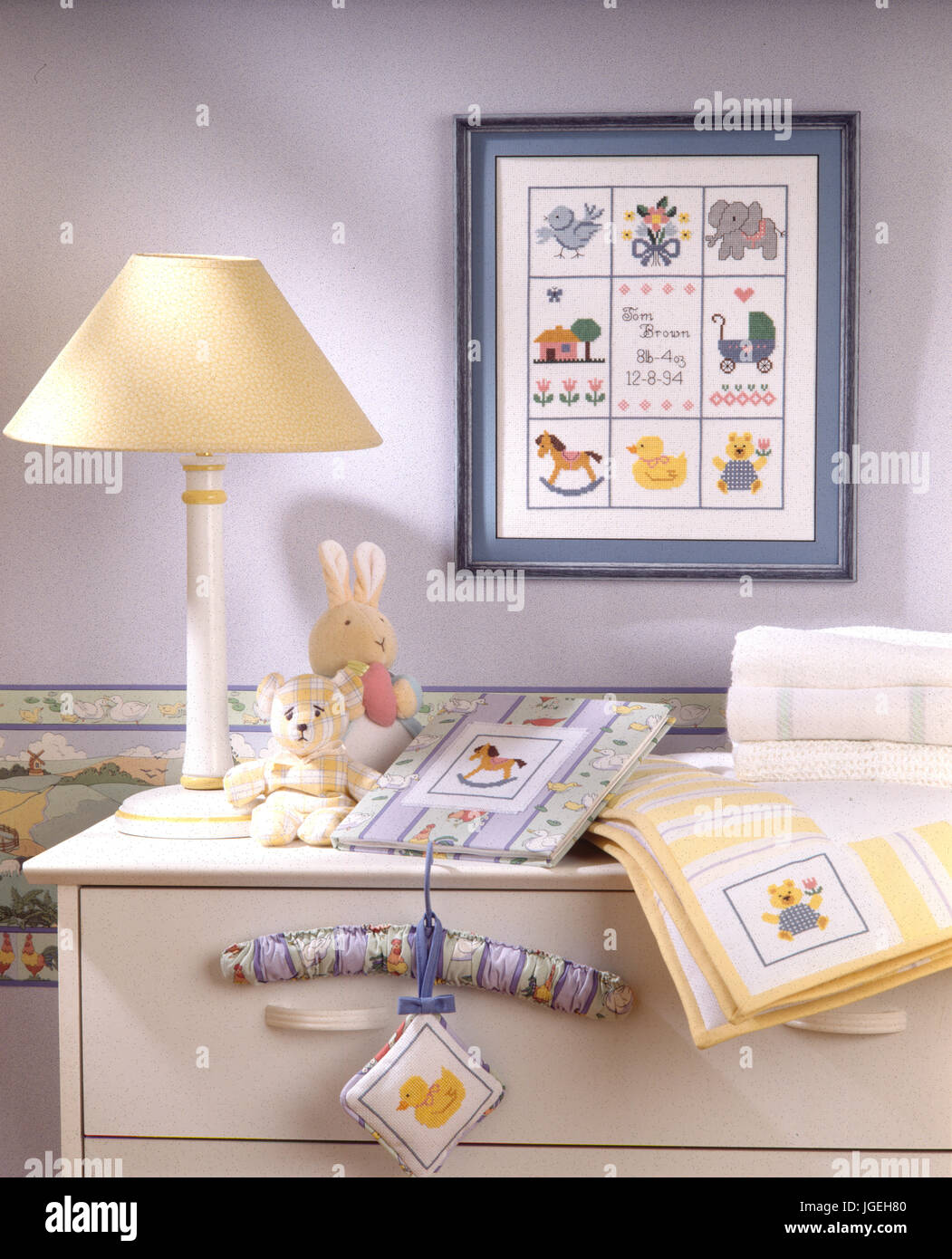 Raccolta di fatti in casa a punto croce elementi in un angolo della stanza per bambini Foto Stock