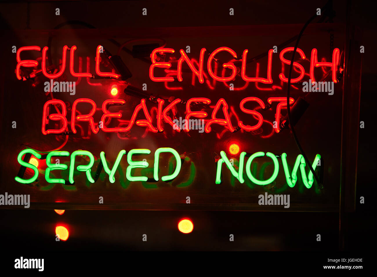 Insegna al neon per la completa prima colazione inglese è servita adesso Foto Stock