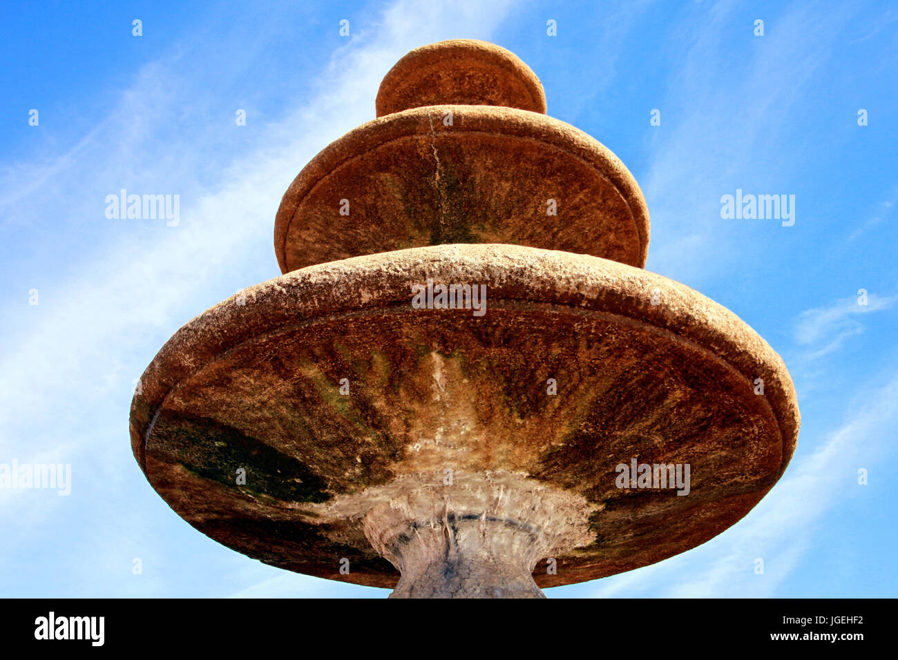 Tre livelli di calcestruzzo di un parco Fontana in Oklahoma City si stagliano contro un cielo blu con wispy nuvole bianche. Foto Stock