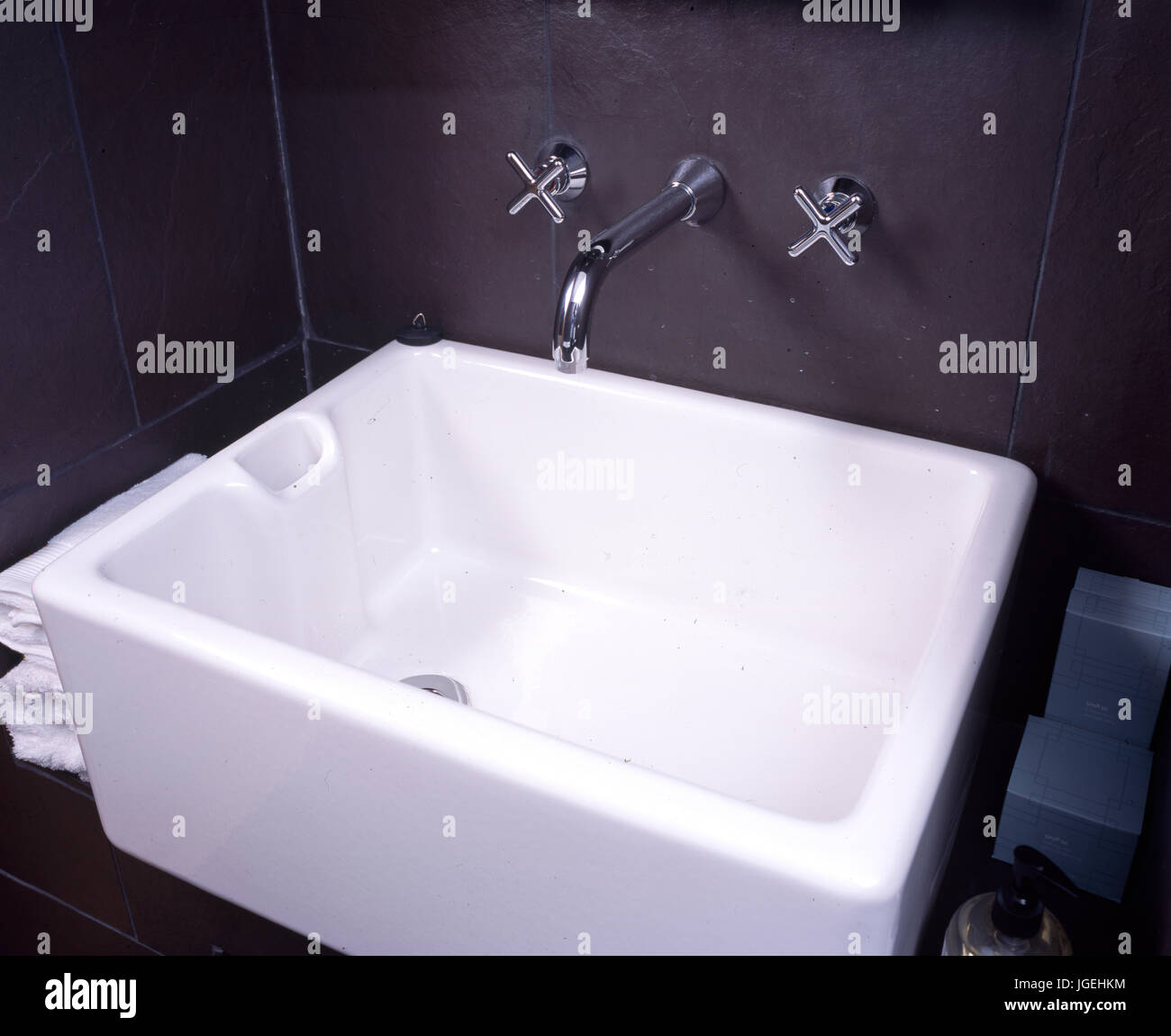 White maggiordomi lavandino con rubinetti moderni Foto Stock
