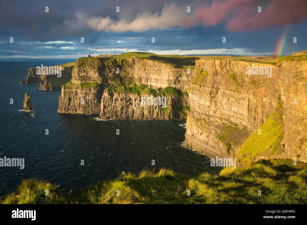 Impostazione della luce solare su scogliere di Moher , County Clare, Repubblica di Irlanda Foto Stock