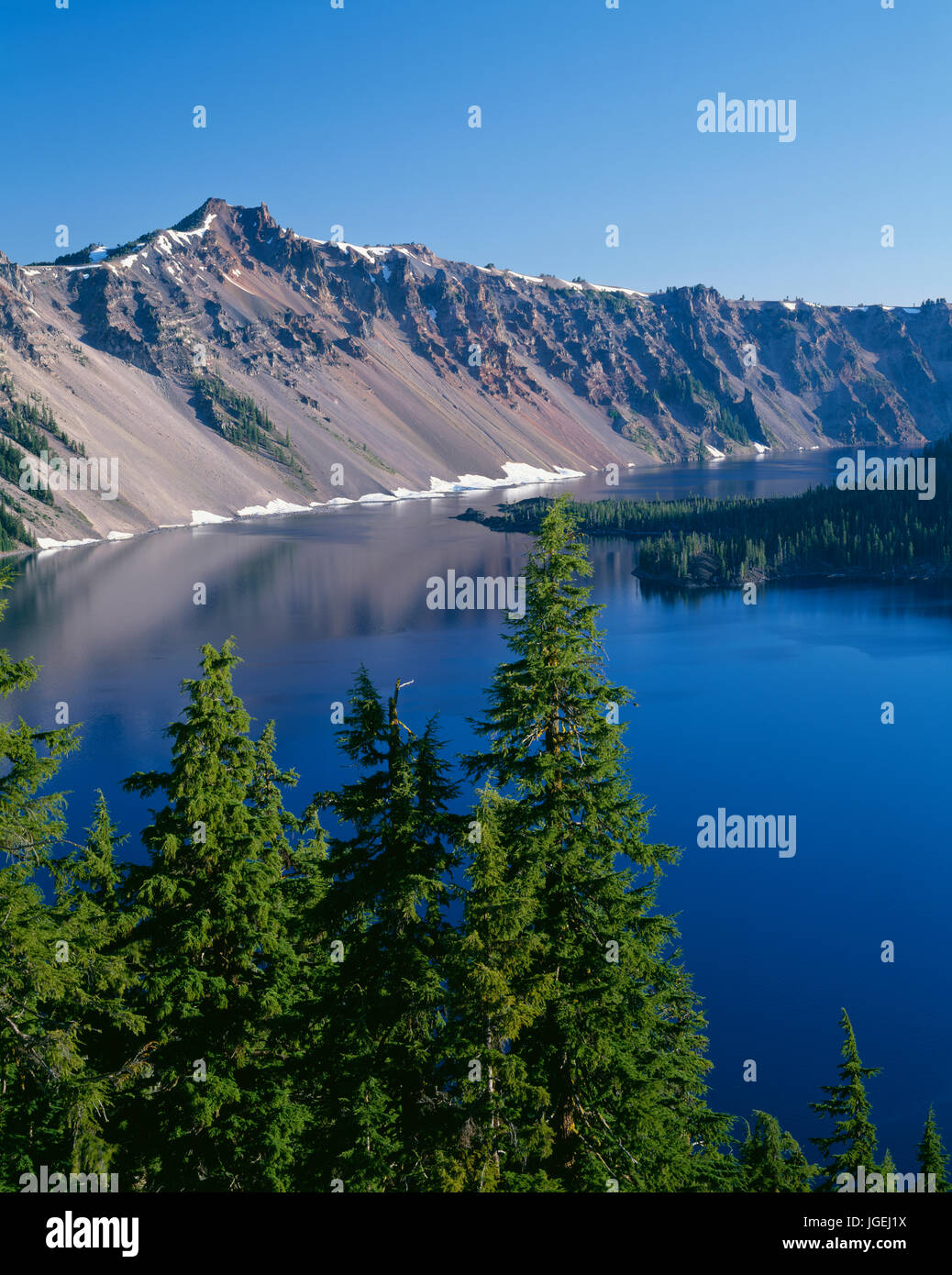 Stati Uniti d'America, Oregon, il Parco nazionale di Crater Lake, West Rim del cratere del lago con Hillman Peak (centro) affacciato su Wizard Island. Foto Stock