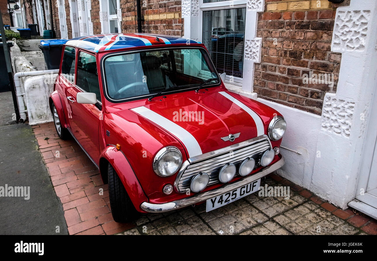 Inghilterra - CLASSIC MINI potrebbe quasi essere parcheggiati in ogni dove ! Qui nel ristretto spazio appena ANTERIORE DI UN TWEEN HOUSE- inglese VINTAGE © Frédéric BEAUMONT Foto Stock