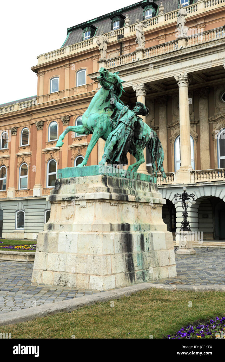 Statua equestre di Vastagh György al di fuori della Galleria Nazionale Ungherese, il castello di Buda, Budapest, Ungheria. Foto Stock