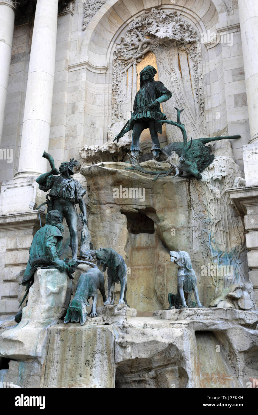 La fontana di Mattia presso la Galleria Nazionale Ungherese, Castle Hill, Budapest, Ungheria Foto Stock