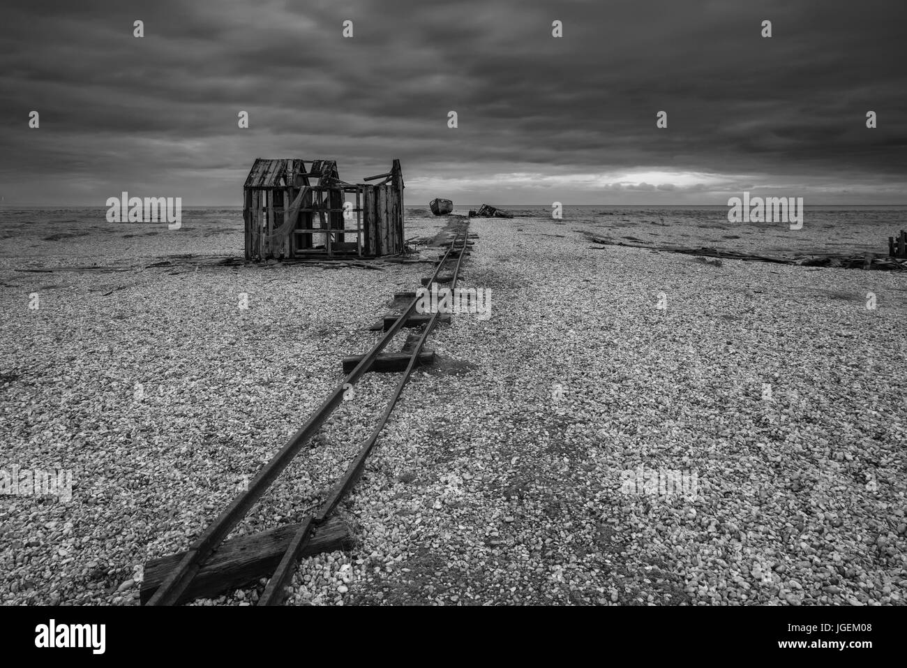 Abbandonata la pesca capanno sulla spiaggia di ciottoli durante il tempestoso paesaggio invernale Foto Stock