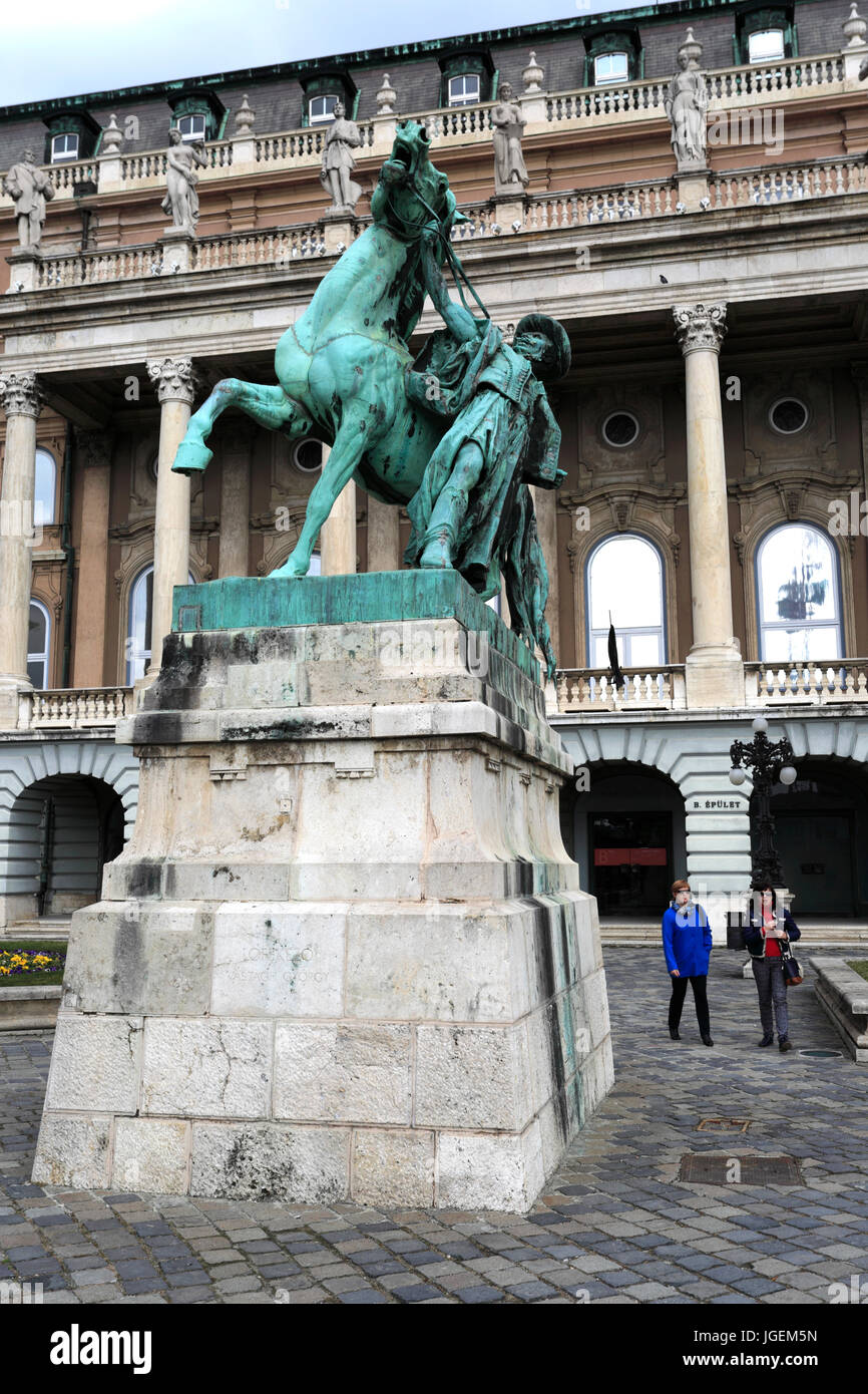 Statua equestre di Vastagh György al di fuori della Galleria Nazionale Ungherese, il castello di Buda, Budapest, Ungheria. Foto Stock
