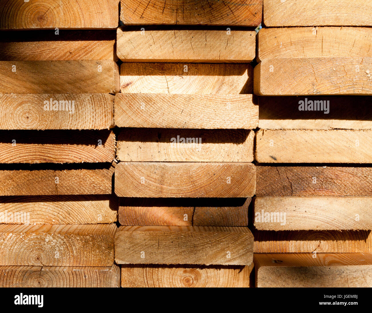 Tavole di legno grezzo impilate pronte per la costruzione Foto stock - Alamy