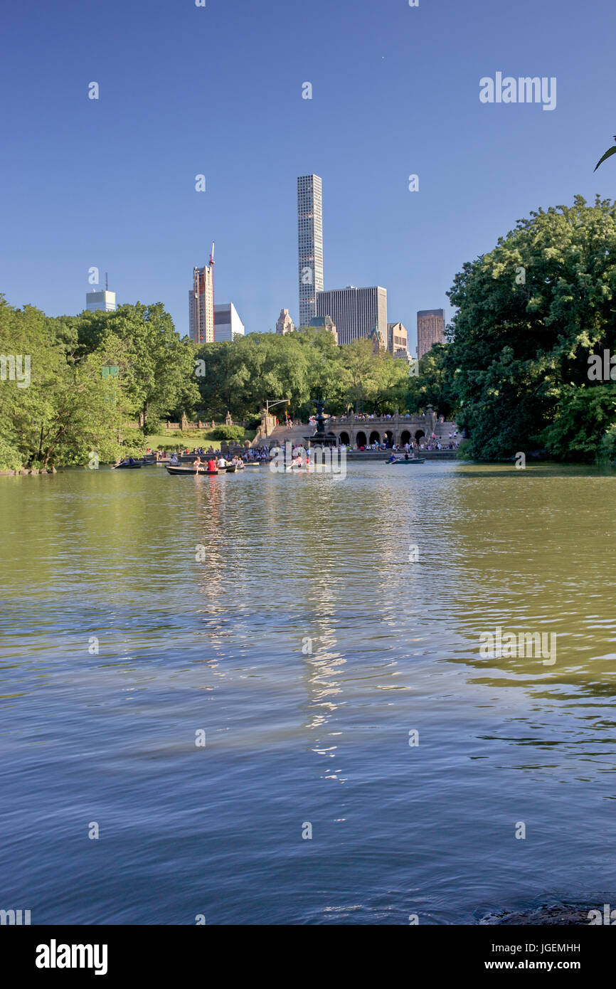 Estate in barca nel central Park di New York Foto Stock