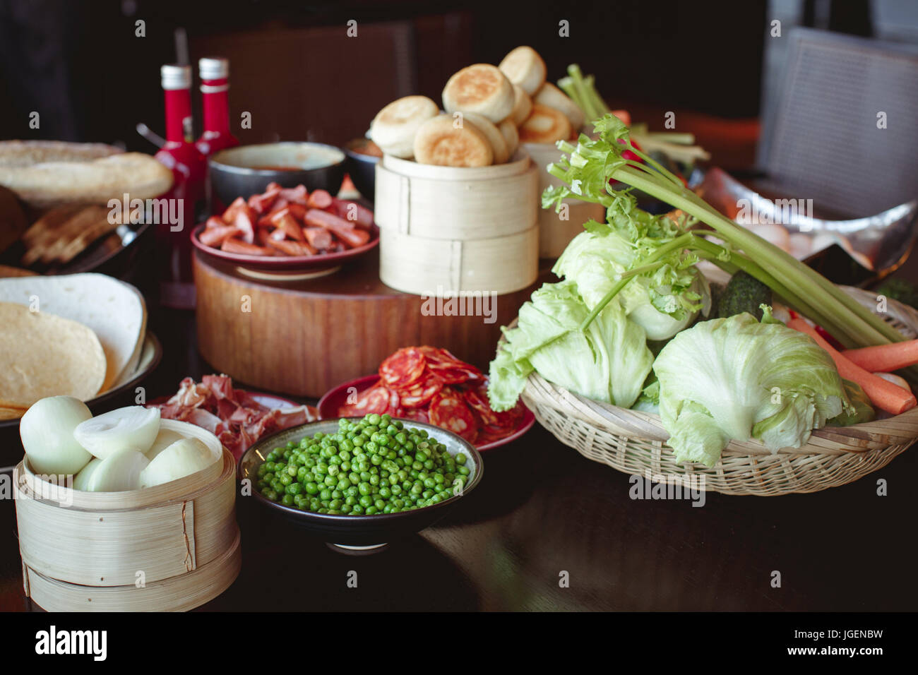 Freschi e saporiti alimenti sul tavolo Foto Stock