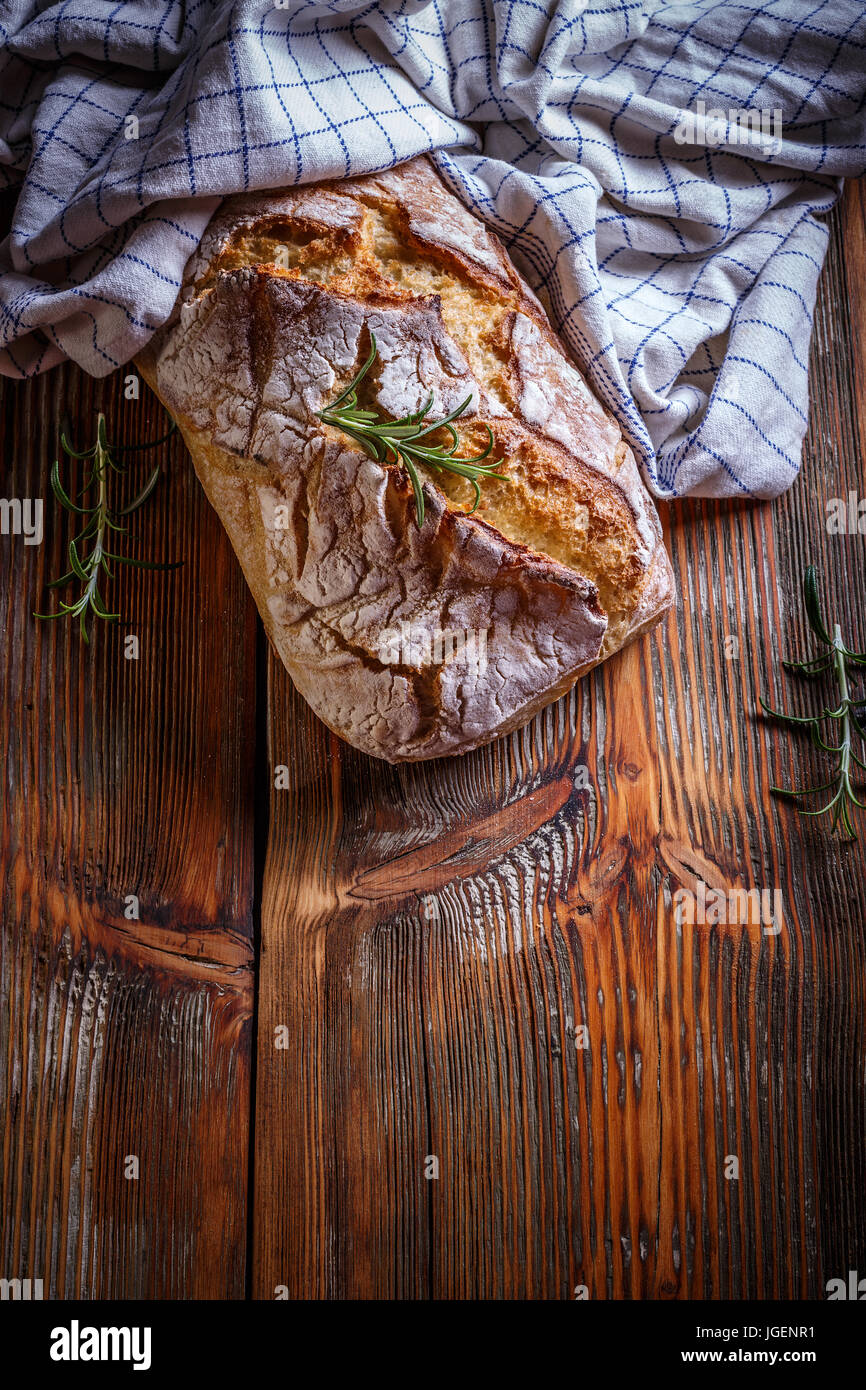Pane appena sfornato sul vecchio sfondo di legno Foto Stock