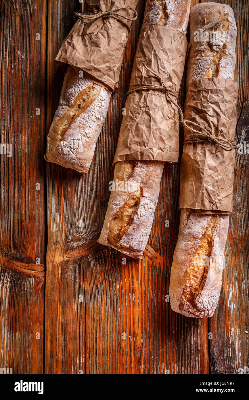 Pane francese baguette su rustico sfondo di legno Foto Stock